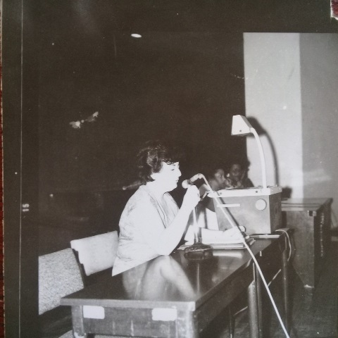 Foto de Olga Vega expone en la Jornada Bibliotecológica, octubre de 1987. Fondos BNCJM.